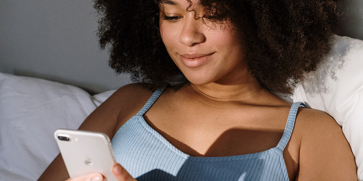 woman_in bed_on phone
