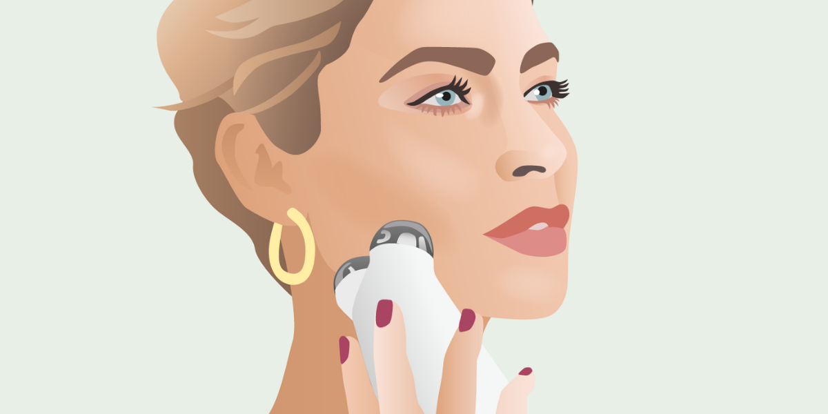 woman_using_face massage tool